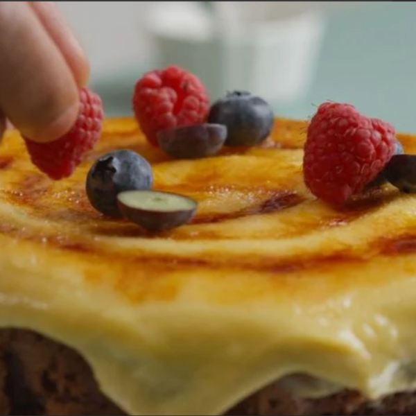 crème brûlée cake with berries